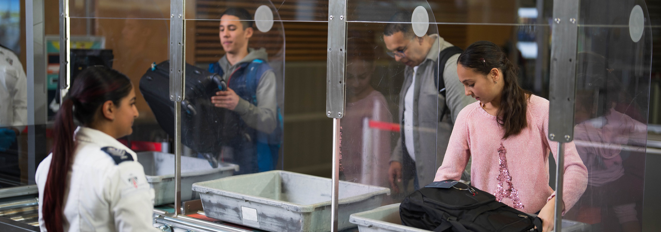 Un jeune passager vide son sac à dos dans un bac.