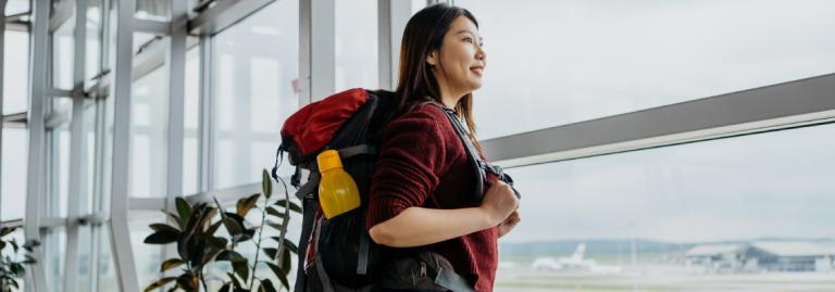 Voyageur attendant son vol dans un aéroport.