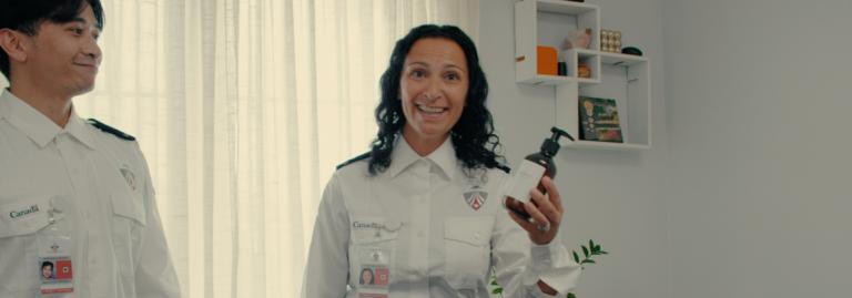 Un agent de contrôle tient une bouteille de savon.