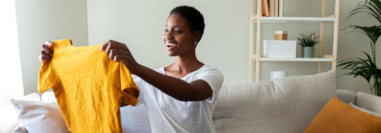 Une voyageuse fait sa valise pour se préparer à des vacances dans une destination chaude.